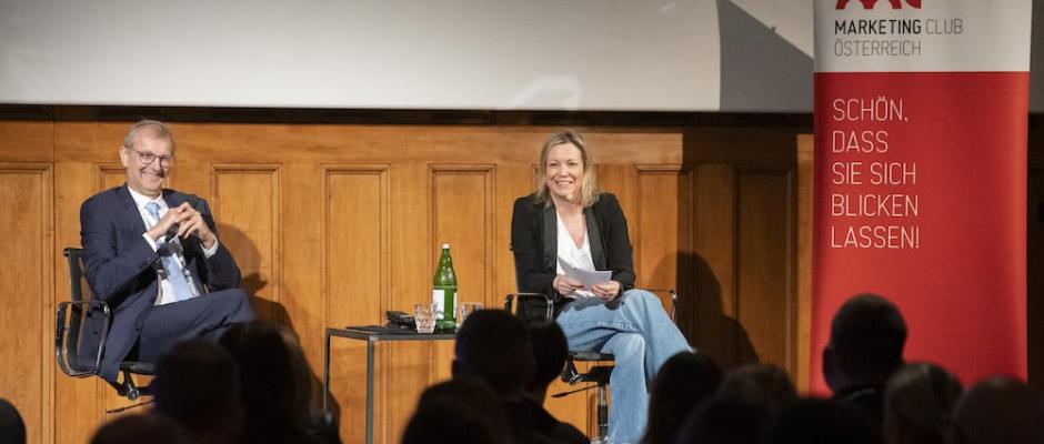Thomas Salinger, XXXLutz und Moderatorin Anna-Maria Wallner von „DiePresse“ bei der Veranstaltung des MCÖ