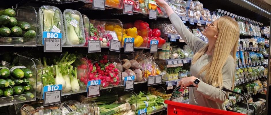 Frische, hohe Qualität, regionale Produkte und Aktionen zählen in allen Altersgruppen zu den Top-Kaufkriterien bei Lebensmitteln des täglichen Bedarfs. 