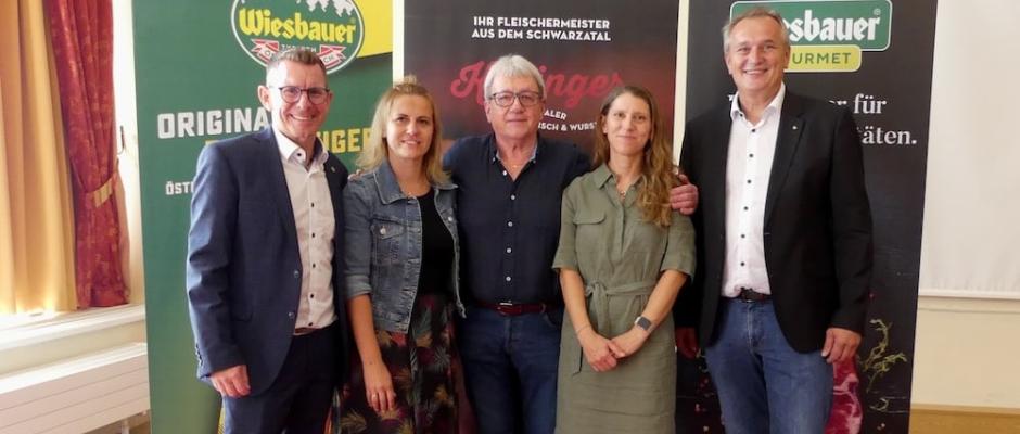 V.l.n.r.: Thomas Schmiedbauer, Vorstandsvorsitzender Wiesbauer Holding AG, Josef Kabinger mit seinen Töchtern Stefanie und Kathrin und Ernst Stocker, Geschäftsführer Wiesbauer-Gourmet 