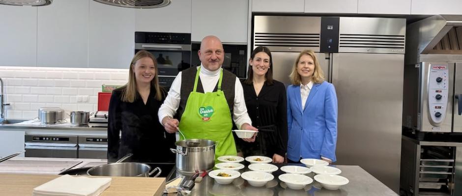 Bei iglo wird nicht nur erzählt, wie man TK-Produkte anwendet, sondern auch im Team vorgezeigt: (v.l.): Miriam Fend (UK und Nachhaltigkeit), Martin Kaufmann (National Sales Manager), Teresa Bauer (Category Managerin), Carina Langer (Head of Category Management)