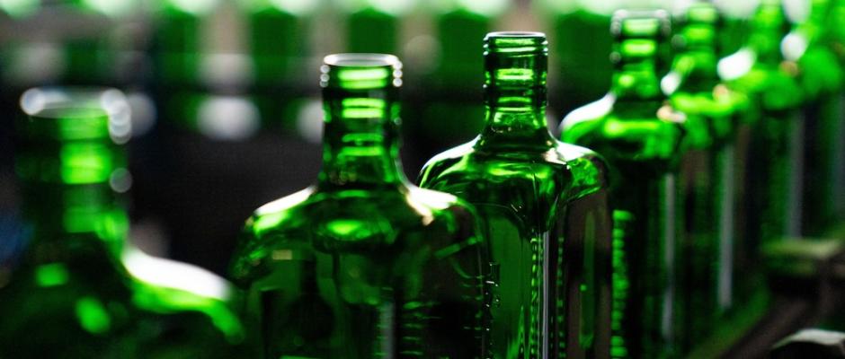 Jägermeister und Ardagh bringen die ersten Flaschen aus Grünglas aus dem NextGen-Hybridofen auf den Markt.