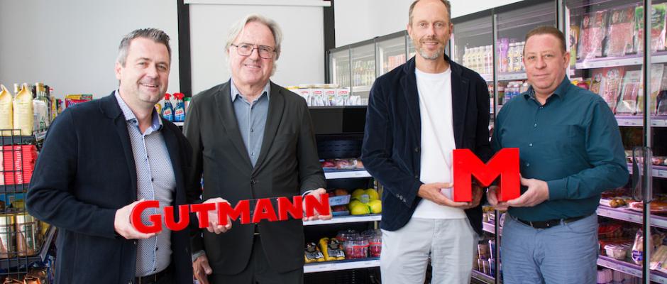 V.l.: Hannes Angerer (Gesamtleiter Shop GUTMANN), Albert Gutmann (Geschäftsführer GUTMANN), David Mölk (Geschäftsführer MPREIS) und Alexander Jeschow (Leiter Sonderformate MPREIS) feiern 15 Jahre Tankstellenshop-Kooperation.