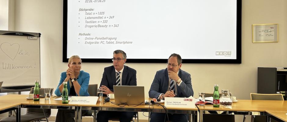 v.l.n.r.: Iris Thalbauer, Geschäftsführerin Bundessparte Handel, Markus Schweizer, CEO Holistic Consulting und Rainer Trefelik, Obmann der Bundessparte Handel.