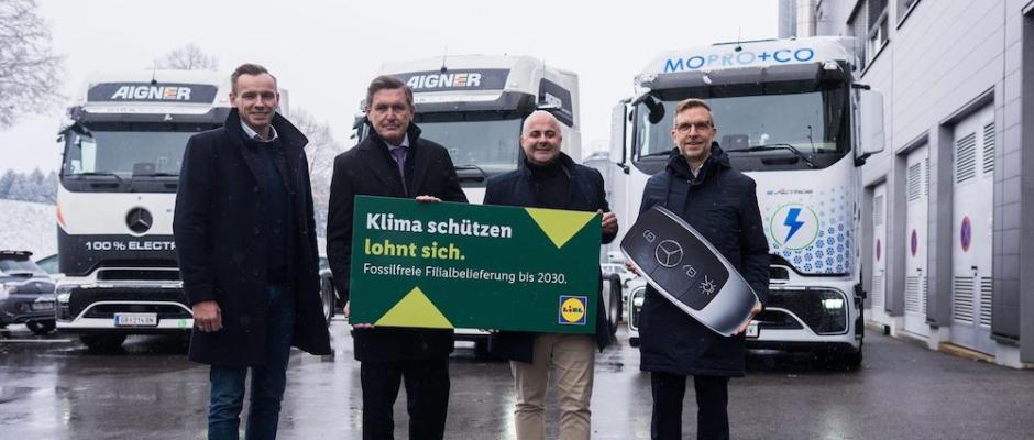 Emissionsfreie Filialbelieferung bis 2030: Bis Ende des Jahres werden rund 20 E-Lkws im Einsatz sein. Zur Eröffnung des neuen Ladeparks am Logistikstandort in Laakirchen waren auch Bundesminister Hanke und Daimler Truck Austria CEO Jens-Christian Tittel zu Gast. Auf dem Bild (v.l.n.r.): Benny Klein (Geschäftsleitung Vertrieb Lidl Österreich), Bundesminister Peter Hanke, Michael Kunz (CEO Lidl Österreich), Jens-Christian Tittel (Daimler Truck Austria CEO)