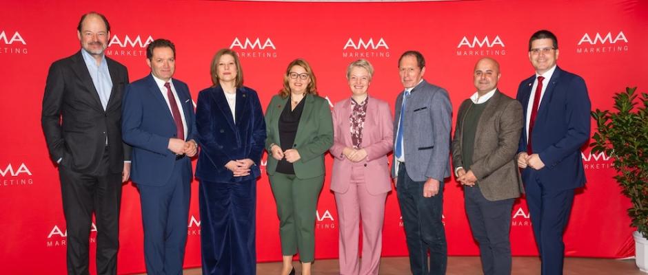 Klaus-Dieter Koch (Markenstratege), Norbert Totschnig (Bundesminister), Ellen Staudenmayer (CEO McDonald’s Österreich), Christina Mutenthaler-Sipek (GF AMA-Marketing), Karin Metz (Landwirtin), Josef Mossbrugger (Präsident LK Österreich), Michael Kunz (CEO Lidl Österreich) und Lorenz Mayr (Aufsichtsratsvorsitzender AMA-Marketing). 