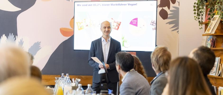 Wolfgang Stöhr, Geschäftsführer von Ritter Sport in Österreich zieht Bilanz: Wachstum, vegane Marktführerschaft und neue Impulse durch Protein-Schokolade
