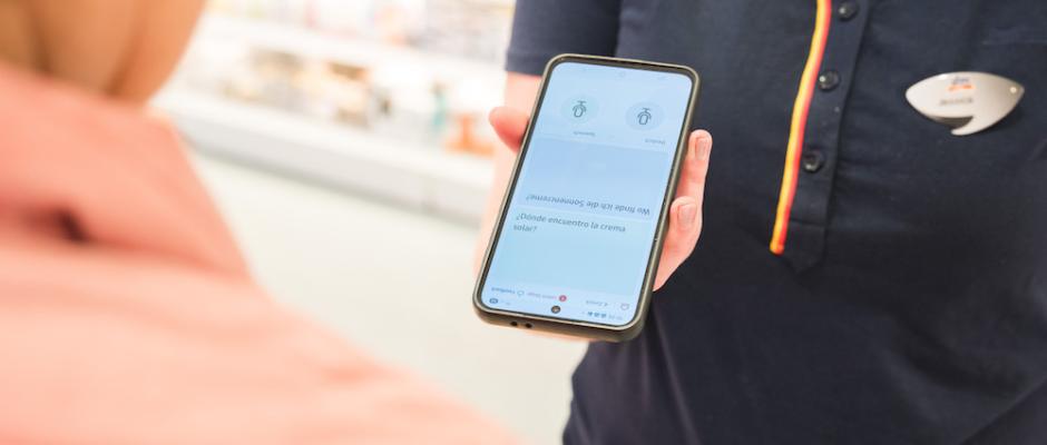 Der Kunde und der Mitarbeitende können das Display gleichzeitig einsehen. Auf der jeweiligen Seite wird das Gesprochene direkt in der gewünschten Sprache als übersetzter Text angezeigt. © dm/Wolfgang Lienbacher