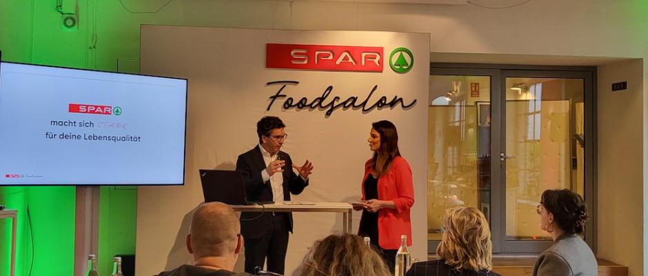 Spar Stv. Vorstandsvorsitzender Markus Kaser im Gespräch mit Moderatorin Lisa Gadenstätter im Spar Foodsalon