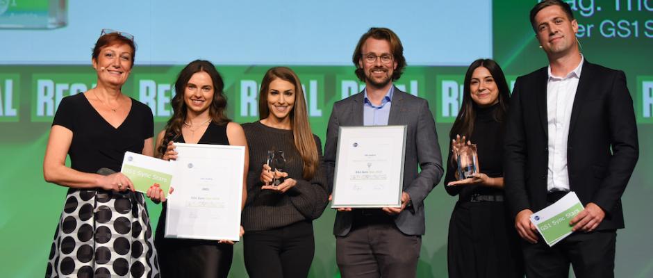 Die GS1 Sync Stars Verleihung 2026 v.l.n.r.: Ing. Barbara Wendelin (Head of Master Data Services and HealthCare, GS1 Austria), Victoria Plutalova (Product Data & EDI Specialist, PetCo), Anna Bogner (Head of Back Office & Marketing, PetCo), Andreas Nittnaus (Geschäftsführer, Weingut Gebrüder Nittnaus), Karoline Bottyan (Office und Verkostungen, Weingut Gebrüder Nittnaus), Thomas Postl (Leiter GS1 Sync Qualitätssicherung, GS1 Austria)
