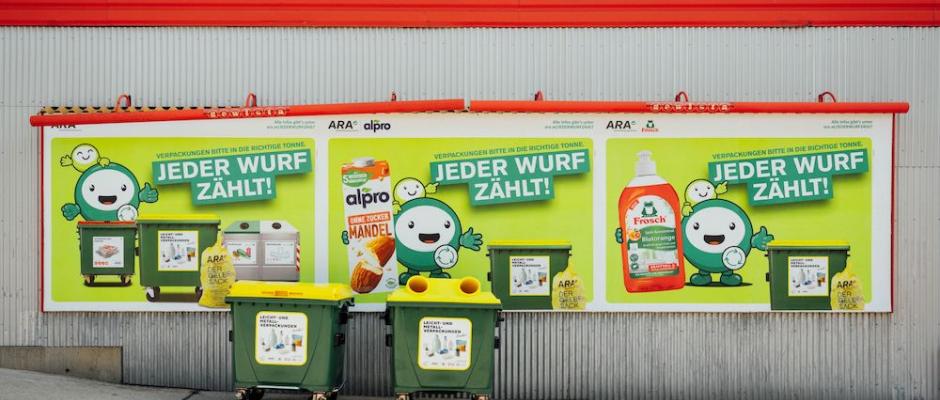 Die auffälligen Sujets und Gelben Tonnen machen im öffentlichen Raum deutlich: Jede einzelne Verpackung zählt, um wertvolle Rohstoffe im Kreislauf zu halten.