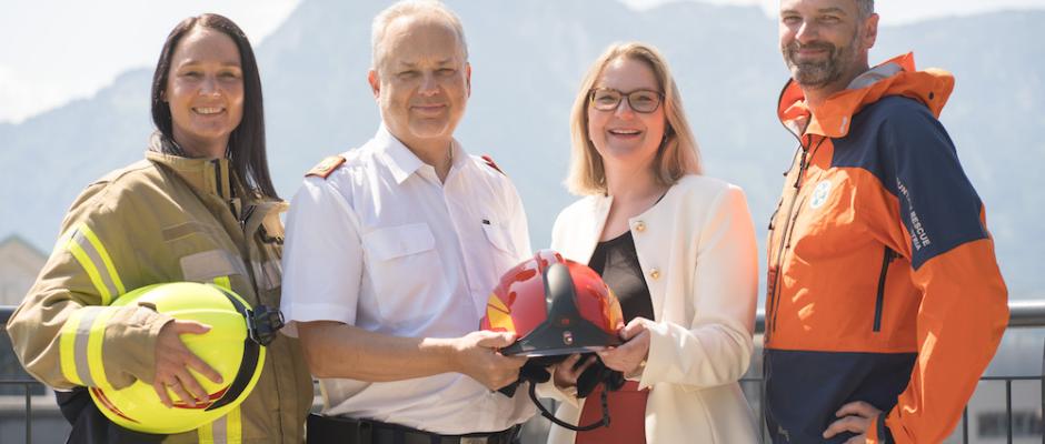V.L.: ROMY RICHTER (DM MITARBEITERIN, FREIWILLIGE FEUERWEHR), FVPRÄS GÜNTER TRINKER (LANDESFEUERWEHRKOMMANDANT SALZBURG), KARIN REISINGER (DM RESSORTLEITERIN MITARBEITER UND MITGLIED DER DM GESCHÄFTSLEITUNG), MARKUS MAURER (DM MITARBEITER, BERGRETTUNG SALZBURG, LEITER CANYONINGGRUPPE NORD)