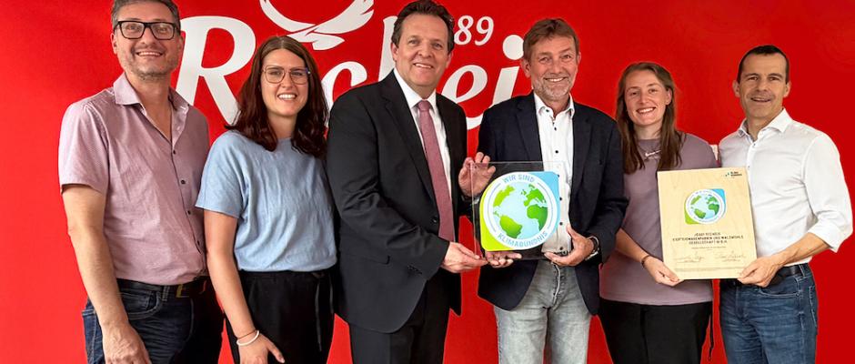 Mit dem Beitritt zum Klimabündnis setzt Recheis seine langfristige Nachhaltigkeitsstrategie konsequent fort (v.l.n.r.): Andrä Stigger (GF Klimabündnis Tirol), Patricia Erler (Klimaberaterin Betriebe & Kommunikation Klimabündnis Tirol), Klimabündnis-Obmann und Landesrat René Zumtobel, Recheis Geschäftsführer Stefan Recheis, Lisa Puzio (Recheis Nachhaltigkeitsbeauftragte), Klemens Gratzel (Recheis Geschäftsleiter).