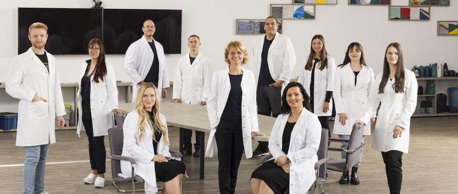 Das Team in Lenart im Forschungszentrum von Interzero steht unter der Leitung von Dr. Dr. Manica Ulcnik-Krump (Mitte stehend)