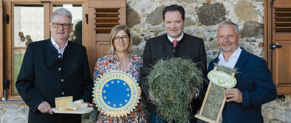 Auch sie feierten 10 Jahre Heumilch g.t.S.: Andrä Rupprechter, Generalsekretariat des EU-Rates a.D.; Christiane Mösl, Geschäftsführerin ARGE Heumilch; Norbert Totschnig, Bundesminister Landwirtschaft; Karl Neuhofer, Obmann ARGE Heumilch