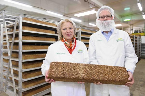 Dr. Ulrike Detmers und Maik Detmers in der Produktion des Unternehmens Mestemacher