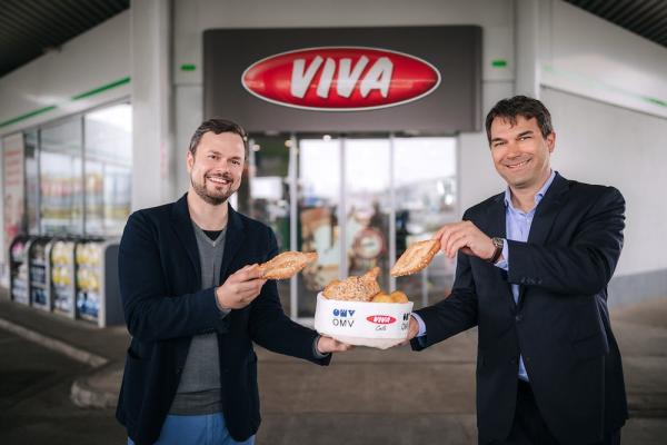 5 Jahre Haubis und OMV Viva: Anton Haubenberger, Geschäftsführer der Haubis GmbH, Gernot Gollner (re.), Leiter des OMV Tankstellengeschäfts in Österreich