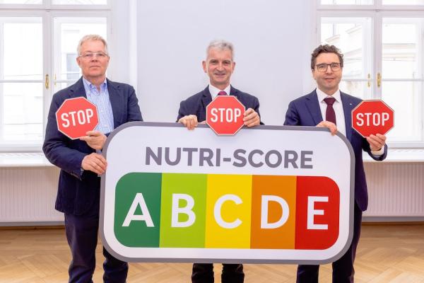 v.l.n.r.: Prim. Univ.-Prof. Dir. Dr. Friedrich Hoppichler, Vorstand der Inneren Abteilung und Ärztlicher Direktor der Barmherzigen Brüder Salzburg sowie Vorstand von SIPCAN, Dipl.- Ing. Josef Braunshofer, Geschäftsführer Berglandmilch eGen und Mag. Markus Kaser, Spar-Vorstand für Marketing, Einkauf, CSR und IT warnen vor den gravierenden Mängeln des Nutri-Scores.