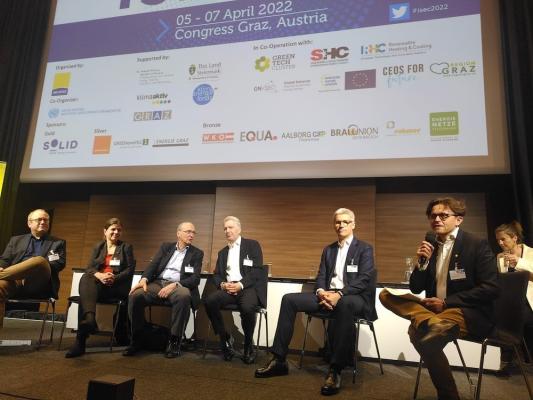 DI Christoph Brunner, Geschäftsführer der AEE INTEC, führte als Moderator durch die Podiumsdiskussion bei der Dr. Hannes Voraberger (AT&S AG), Dr. Franz Hörzenberger (ArcelorMittal – wurde zugeschaltet), Dr. Winfried Braumann (REENAG), DI Stefan Schriebl (Wietersdorfer AG), Dr. Gerald Zanker (External Consultant der Brauerei Puntigam und ehem. Braumeister der Brauerei Puntigam) sowie DI Claudia Dankl (Deputy CEO of Association of the Austrian Cement Industry, AUT), teilnahmen. 