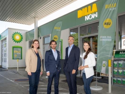 Merkur inside wird zu Billa Now: v.l.: Birgit Sommer, Retail-Managerin bp Österreich, Brian Beck, Vorstandssprecher Adeg, Jürgen Öllinger, Adeg Vorstand, Melanie Milchram-Pinter, Geschäftsführerin bp Österreich. 
