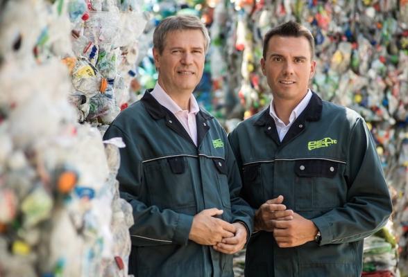 Seit Juni 2022 ist Mag. (FH) Thomas Billes als neuer CFO Teil der Geschäftsführung von PET to PET - im Bild rechts. Links: Geschäftsführer DI Christian Strasser.