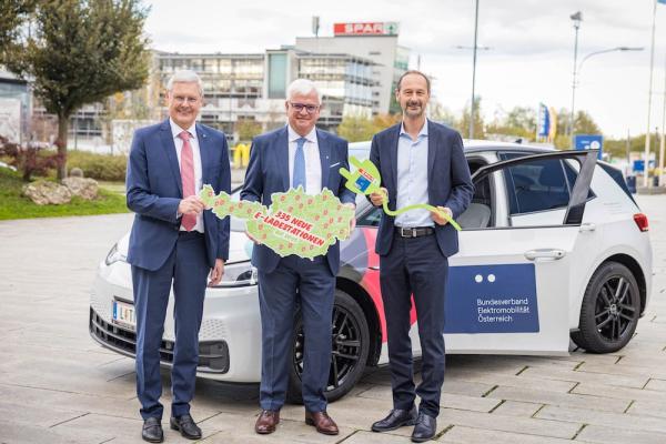 Spar und BEÖ bauen bis 2025 auf 335 E-Ladestationen bei Spar-Märkten und SES Shopping-Centern in ganz Österreich aus. Die heimische Partnerschaft besiegelten (v.l.n.r.) KR Hans K. Reisch, stv. Vorstandsvorsitzender Spar, und Mag. Marcus Wild, Spar-Vorstand, sowie DI Andreas Reinhardt, Vorsitzender des Bundesverbands Elektromobilität Österreich BEÖ. 