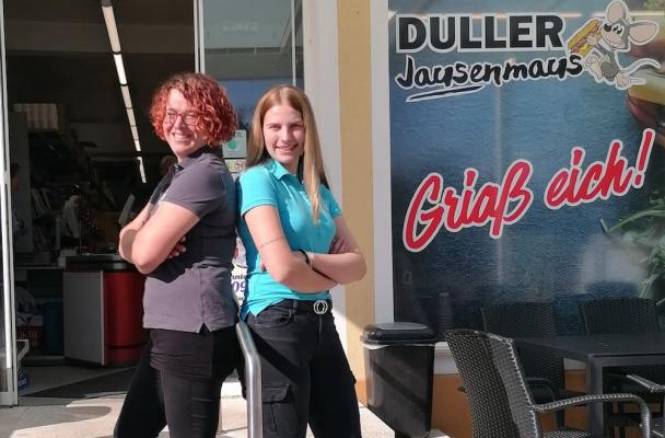 v.l.n.r.: Lisbeth Duller, Spar-Kauffrau in Spielberg: „Einen so engagierten, jungen Menschen wie Anja Lackner im Geschäft zu haben, ist eine echte Bereicherung.“