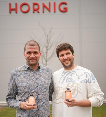 Thomas Schusteritsch, Geschäftsführer J. Hornig, und Amar Cavic, Gründer Kaffeetschi 