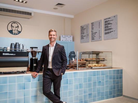 Erik Hofstädter, Geschäftsführer Tchibo Österreich im neuen „Kaffee Max"