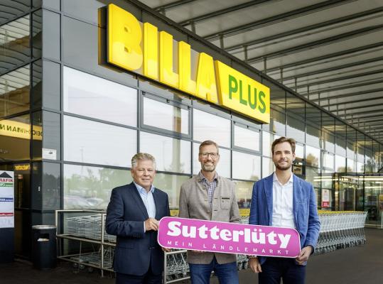 BILLA PLUS Märkte in Vorarlberg werden Teil der Sutterlüty Familie - v.l.n.r. Hannes Gruber, BILLA Vertriebsdirektor, Jürgen Sutterlüty, Geschäftsführer Sutterlüty und Florian Sutterlüty, Vertriebsleitung Sutterlüty