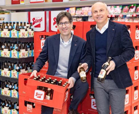 Stiegl geht als erste österreichische Privatbrauerei mit der 0,33-Liter-Poolflasche den Mehr-Weg. Im Bild (v.r.): Stiegl-Chefbraumeister Christian Pöpperl und Stiegl-Verkaufsleiter Handel Ingo Wuppinger.