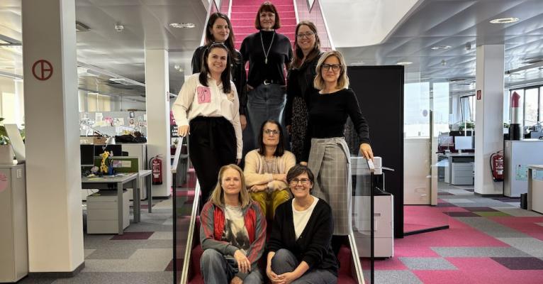 DAS TEAM Namen v.l.n.r: obere Reihe: Therese Anzböck, Jana David-Wiedemann, Elisabeth Strutz mittlere Reihe: Selina Brokes, Rita Spielvogel (sitzend Mitte), Michaela Mülleder untere Reihe: Lisa Sugar, Elke Bocksrucker 