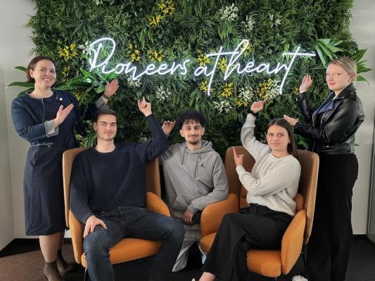 "Pioneers at heart for the good of generations". Henkel-Mitarbeiterinnen und Mitarbeiter in Wien sind stolz, Teil des Unternehmens zu sein. Im Bild (vlnr): Tina Thallinger (li), Personalleiterin von Henkel in Österreich, und die Lehrlinge Jakob Fischer, Benjamin Arslan, Victoria Fürnkranz sowie Leonie Zipfelmayer.