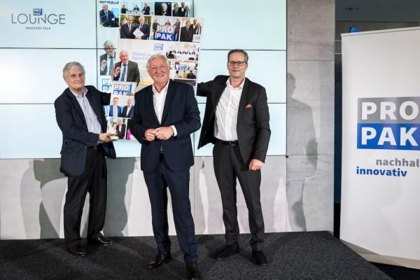 Staffelübergabe bei der Obmannschaft der PROPAK: Georg-Dieter Fischer (Mitte) übergibt an Marko Bill Schuster (rechts). Im Bild links: PROPAK Geschäftsführer Martin Widermann.
