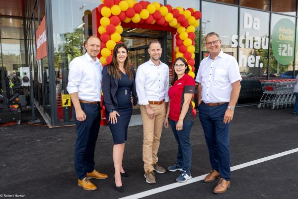Thomas Ruhmer (Verkaufsleiter Fleisch), Sara Kotb (Verkaufsleiterin), Kai Pataky (Sprecher der Geschäftsführung), Elisabeth Reidinger (Filialleitung) und Georg Papai (Bezirksvorsteher) bei der Eröffnung