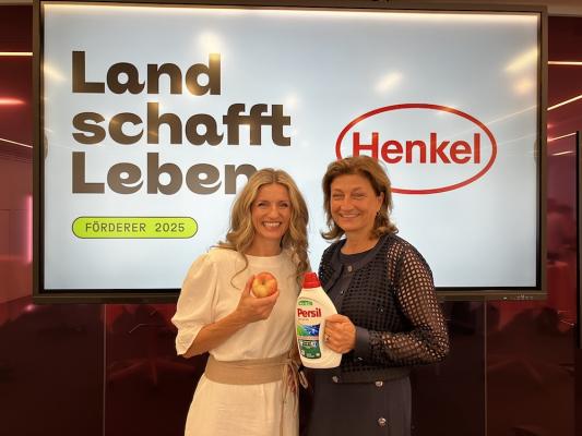 Maria Fanninger (li), Mitgründerin von „Land schafft Leben“, und Birgit Rechberger-Krammer (re), Präsidentin von Henkel in Österreich und Corporate Senior Vice President Henkel Consumer Brands Europe