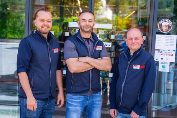 Die neuen modular zusammenstellbaren Outfits folgen zwei grundlegenden Prinzipien: Multiform statt Uniform und „Form follows Function“. V.l.: Marktleiter-Stellvertreter Elvis Suljic, SPAR-Marktleiter Mesa Muharemovic, Marktleiter-Stellvertreter Sabahudin Osmanovic.  