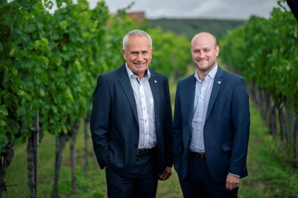 WINZER KREMS: Exportleitung an Thomas Brunner (rechts) mit Ludwig Holzer