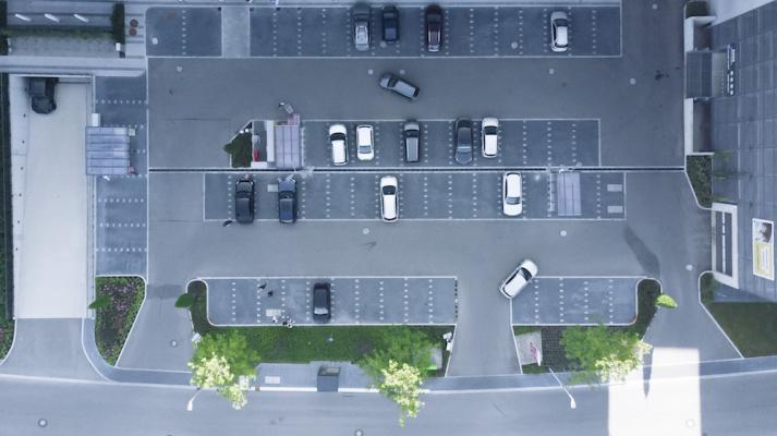 Wemolo digitalisiert bereits über 3.000 Parkflächen in fünf Ländern. Die intelligenten Systeme erfassen täglich über zwei Millionen Parkvorgänge. © Wemolo
