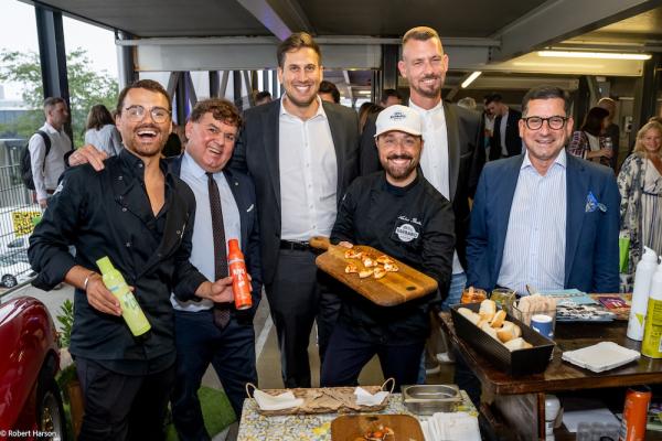 Das Team von Fratelli Barbaro mit Heinrich Prokop (CEO von Clever Clover), Alexander Pröll (Staatssekretär für Digitalisierung, Kampf gegen Antisemitismus, Markus Kuntke (Head of Trend und Innovation bei REWE International AG) und Marcel Haraszti (Vorstand REWE International AG)