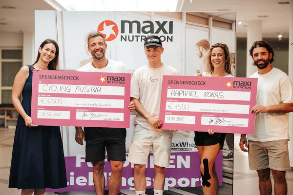 Den Sieg der Sportchallenge holte sich zum wiederholten Mal Raphael Kokas mit seinem Team, der damit eine Förderung in Höhe von € 1.500 für seinen weiteren Weg im Radsport erhielt. Zusätzlich spendete das Siegerteam „Raphael Kokas“ im Namen von MaxiNutrition € 6.500 an den Österreichischen Radsportverband Cycling Austria mit Fokus auf das RLM Wien. v.l.n.r.: Theresa Bichler (zuständig für Marketing und Kommunikation bei KRÜGER AUSTRIA) mit dem Siegerteam: Andreas Promegger (Snowboarder), Raphael Kokas (Bahn