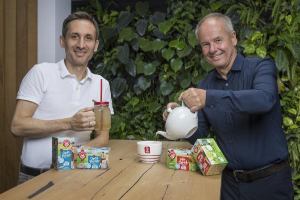 Verkaufsleiter Roland Fischer-Colbrie und Marketingleiter Michael Lehrer mit der neuesten Innovation aus dem Hause Teekanne.