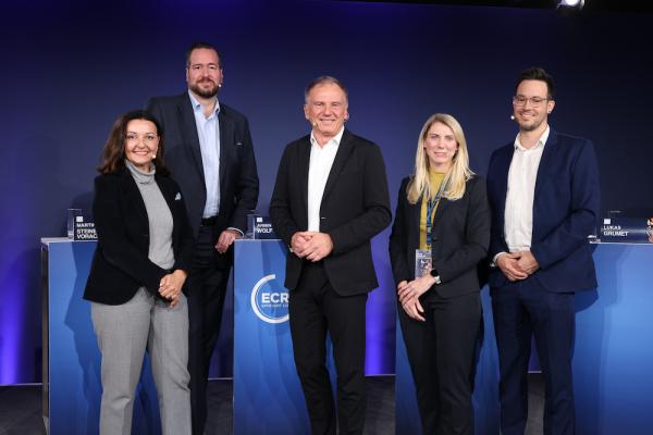 Hochkarätige Podiumsdiskussion mit Armin Wolf (Mitte): Martina Steinberger-Voracek (Agrana), Harald Bauer (dm), Klaudia Atzmüller (Rewe) und Lukas Grumet (Nestlé)