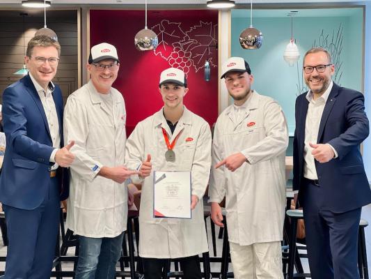 SPAR-Geschäftsführer Alois Huber, TANN Lehrlingsverantwortlicher Reinhard Zimola, die frisch ausgelernten TANN-Lehrlinge Gregor Fries und Albert Dudas sowie und TANN-Leiter Leopold Scharmer.