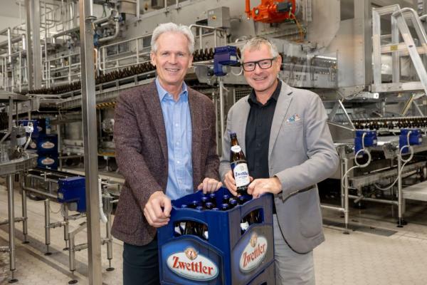 Zwettler-Eigentümer Karl Schwarz (l.) und Braumeister Heinz Wasner präsentieren stolz die neue Abfüllanlage.