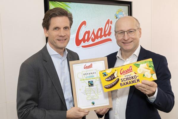 Manner CEO Dieter Messner und FAIRTRADE Österreich Geschäftsführer Hartwig Kirner