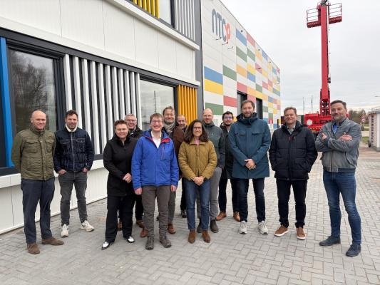 Das Projektteam von ALPLA und NTCP realisiert eine Pilotanlage für lösungsmittelbasiertes HDPE-Recycling in Heerenveen.