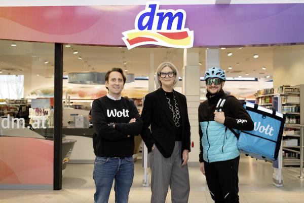 dm und Wolt Austria ermöglichen Express-Lieferung am selben Tag in Graz und Linz. Im Bild (v.l.): Benjamin Ammon (Leiter Wolt Drive Österreich), Hannelore Weihrauch (Regionsleiterin und Mitglied der dm Geschäftsleitung) und Matej Brumen (Wolt Kurierpartner).