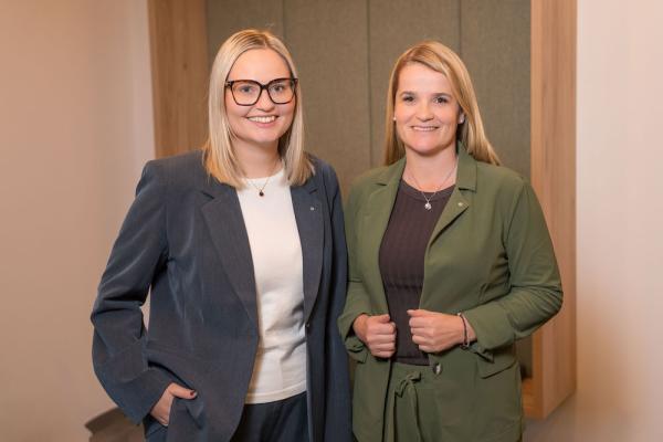 Neue Personalleiterin: SPAR-Geschäftsführerin Patricia Sepetavc (rechts) stellt Lisa Braunegger (links) als neue Bereichsleiterin für Personalwesen der SPAR-Zentrale Wörgl vor.  