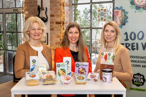 Billa Veganuary: v.l.n.r.: Margit Fensl (Ernährungsberaterin & Bestsellerautorin), Verena Wiederkehr (Billa Head of Plant-Based Business Development) und Klaudia Atzmüller (Billa Bereichsleitung Eigenmarken Marketing) präsentieren das „Vegavita Frei von“-Versprechen.