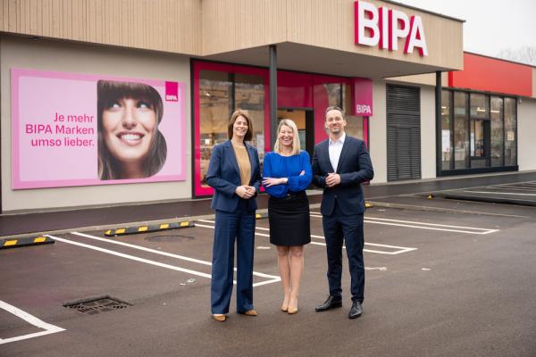 Bipa mit neuem Markenauftritt: Die Bipa Geschäftsführer Margit Reisinger, Daniela Reumann und Markus Geyer (v.l.n.r.)